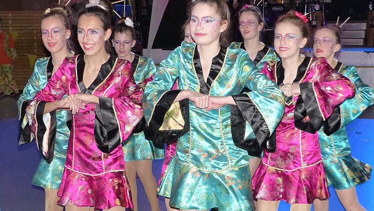 Die "Dance Monsters" entführten die Besucher auf den asiatischen Kontinent. Foto: Klaus-Peter Wulf