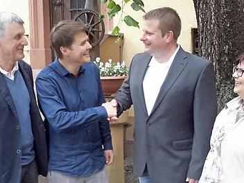 Ein Handschlag auf gutes Gelingen: PWG-Vorsitzender Jonathan Kirchner (2. von links) gratuliert dem Bürgermeisterkandidaten Mike Richter zur Nominierung. Aktive Unterstützung im bevorstehenden Wahlkampf sagten dem Kandidaten die Stadträte Birgit Poeck-Kleinhenz (rechts) und Jürgen Pfister (links) zu. Foto: Rolf Pralle