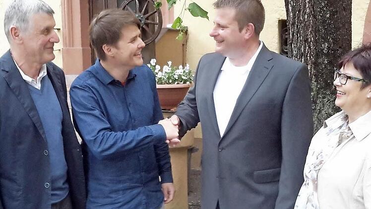 Ein Handschlag auf gutes Gelingen: PWG-Vorsitzender Jonathan Kirchner (2. von links) gratuliert dem Bürgermeisterkandidaten Mike Richter zur Nominierung. Aktive Unterstützung im bevorstehenden Wahlkampf sagten dem Kandidaten die Stadträte Birgit Poeck-Kleinhenz (rechts) und Jürgen Pfister (links) zu. Foto: Rolf Pralle