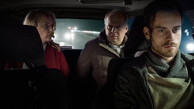 Entf&uuml;hrer Rainald Klapproth (Florian Bartholom&auml;i, r) auf dem Weg nach Leipzig - f&uuml;r die Kommissare Lindholm (Maria Furtw&auml;ngler) und Borowski (Axel Milberg) eine Fahrt ins Ungewisse. Am Sonntagabend l&auml;uft der 1000. Tatort &laquo;Taxi nach Leipzig&raquo; in der ARD. Foto: Meyerbroeker/NDR/dpa