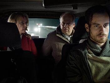 Entführer Rainald Klapproth (Florian Bartholomäi, r) auf dem Weg nach Leipzig - für die Kommissare Lindholm (Maria Furtwängler) und Borowski (Axel Milberg) eine Fahrt ins Ungewisse. Am Sonntagabend läuft der 1000. Tatort «Taxi nach Leipzig» in der ARD. Foto: Meyerbroeker/NDR/dpa