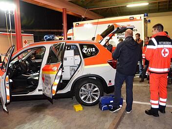 Die Rettungswachen Bad Kissingen und Hammelburg bekommen jeweils ein nagelneues Nortarztfahrzeug. Hier werden die künftigen Fahrer in die Finessen ihrer neuen Fahrzeuge eingewiesen. Foto: Peter Rauch