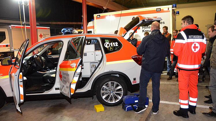 Die Rettungswachen Bad Kissingen und Hammelburg bekommen jeweils ein nagelneues Nortarztfahrzeug. Hier werden die künftigen Fahrer in die Finessen ihrer neuen Fahrzeuge eingewiesen. Foto: Peter Rauch