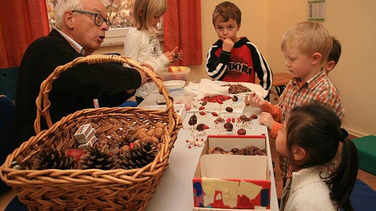 Spaß haben kann man mit den simpelsten Sachen, die nichts kosten. Klaus Kuhrau zeigt den Kindern bei seinen Erzählstunden, dass er als Kind allerlei "Viecher" aus Kastanien gebastelt hat. Foto: Archiv/Dagmar Besand