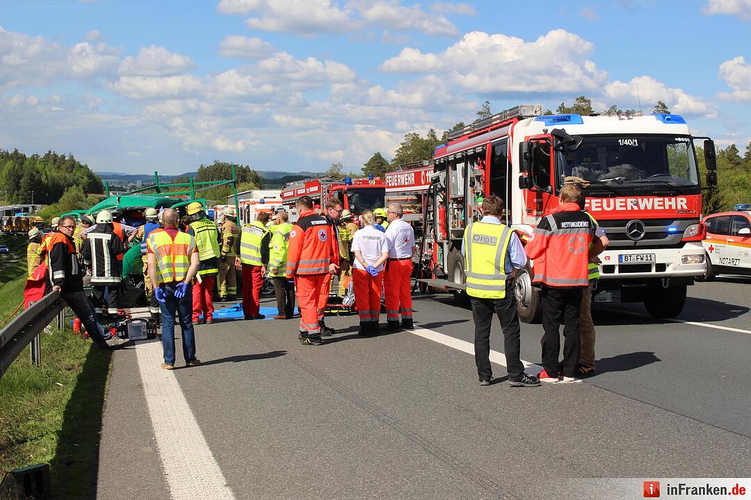 A9: Kleintransporter prallt gegen Heck eines Lkws – drei Menschen schwer verletzt