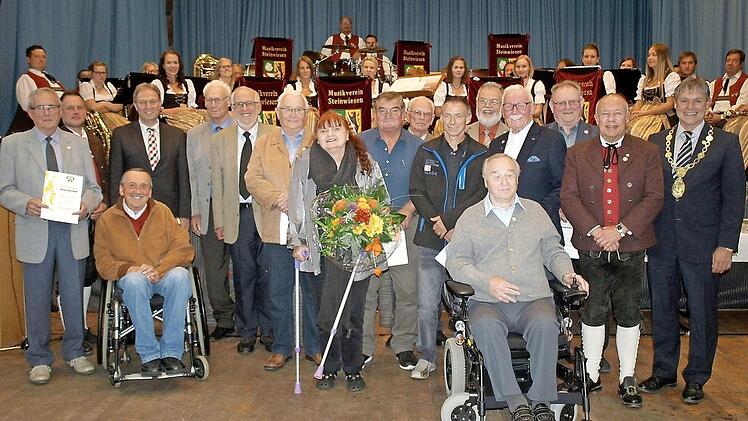 Für 25 und 50 Jahre Mitgliedschaft wurden diese Männer und Frauen geehrt. Mit im Bild Bürgermeister und Schirmherr Gerhard Wunder (rechts), Vorsitzender Stefan Hümmer (Zweiter von rechts), Landrat Klaus Löffler (Dritter von links) und Zweiter Vorsitzender und Festausschussvorsitzender Frank Hauck (Zweiter von links). Fotos: Susanne Deuerling