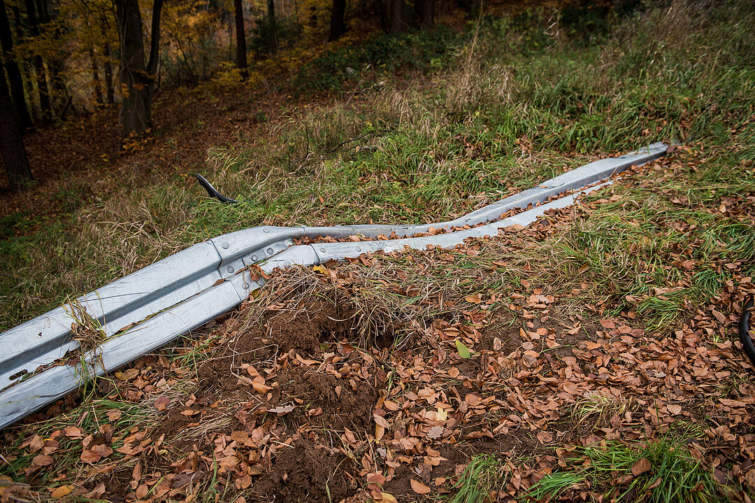 A6 bei Nürnberg: Transporter prallt in Baum - ein Toter