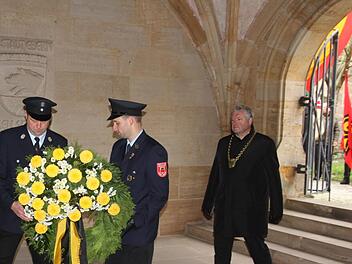 Bürgermeister Jürgen Hennemann (rechts) legte nach der Gedenkfeier zum Volkstrauertag im Ossarium Ebern mit Helfern der Feuerwehr einen Kranz nieder.Helmut Will