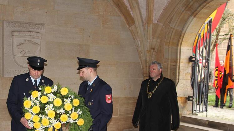 Bürgermeister Jürgen Hennemann (rechts) legte nach der Gedenkfeier zum Volkstrauertag im Ossarium Ebern mit Helfern der Feuerwehr einen Kranz nieder.Helmut Will