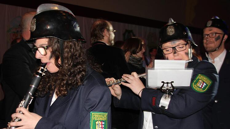 Da das Prinzenpaar aus Neuses kommt, spielte die Feuerwehr des Stadtteils bei der Sitzung eine wichtige Rolle. Foto: Veronika Schadeck