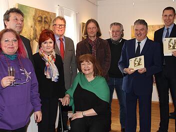 Die Künstler mit Landrat Klaus Peter Söllner (Zweiter von rechts) und Bürgermeister Martin Bernreuther (rechts) und stellvertretender Landrätin Christina Flauder (Dritte von links). Nur Künstler Horst Sakulowksi konnte nicht dabei sein.