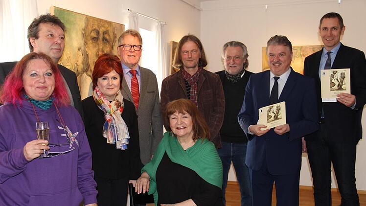 Die Künstler mit Landrat Klaus Peter Söllner (Zweiter von rechts) und Bürgermeister Martin Bernreuther (rechts) und stellvertretender Landrätin Christina Flauder (Dritte von links). Nur Künstler Horst Sakulowksi konnte nicht dabei sein.