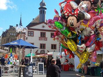 Buntes  Treiben auf dem Marktplatz (Archivfoto von 2017), der allerdings in diesem Jahr eine über 170 Quadratmeter große Blumenausstellung präsentieren wird.  Foto: Birgit Rechtenbacher