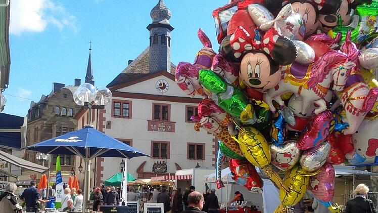 Buntes  Treiben auf dem Marktplatz (Archivfoto von 2017), der allerdings in diesem Jahr eine über 170 Quadratmeter große Blumenausstellung präsentieren wird.  Foto: Birgit Rechtenbacher