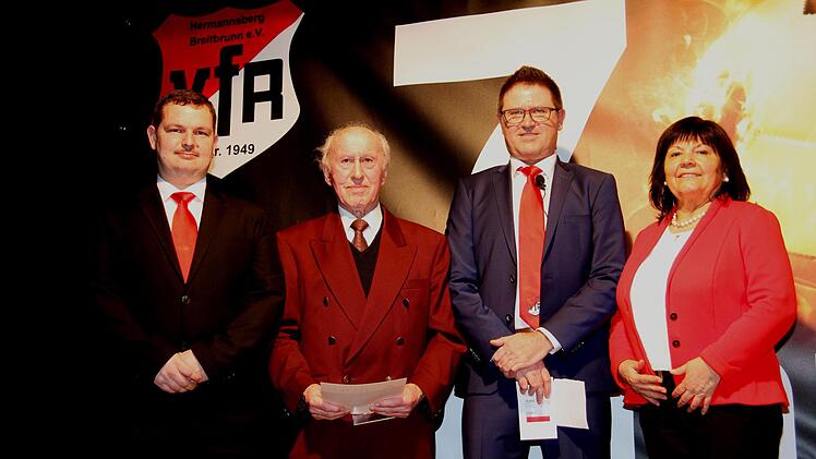 Als einziges Gründungsmitglied, das anwesend sein konnte, erhielt Simon Baum eine besondere Ehrung; (von links) Vorstand Marco Benz, Simon Baum, Moderator Jürgen Schmitt und Schirmherrin Bürgermeisterin Gertrud Bühl.