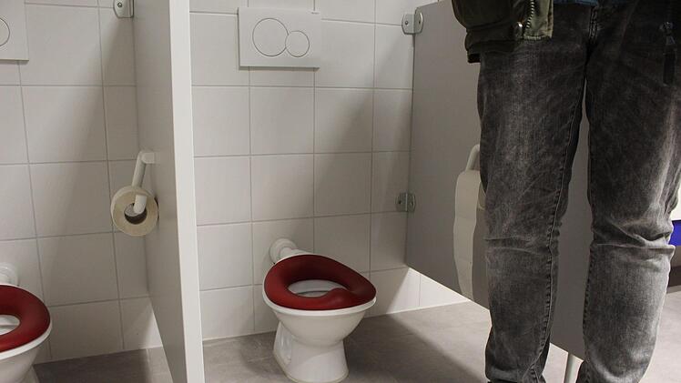 So winzig: Gerade mal bis zur Wade reichen die neuen Toiletten für die Kleinkinder. Julia Raab