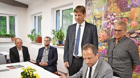 Umweltminister Torsten Glauber trägt sich in Hiltpoltstein ins Goldene Buch ein. Fotos: Petra Malbrich