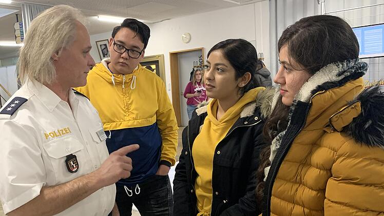 Auch bei den M&auml;dchen stie&szlig; die Polizei auf gro&szlig;es Interesse. Foto: Sonny Adam