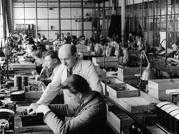 Bis zum Bau von größeren  Anlagen  und Bürokomplexen wurde in Erlangen noch  in  provisorischen  Fertigungsräumen  (Bild um 1946) produziert. Sie legten in der Nachkriegszeit den Grundstein für den Aufstieg Erlangens zur  "Siemens-Stadt",  aus der der Technologiekonzern nicht mehr wegzudenken ist.   Foto: Siemens Archiv