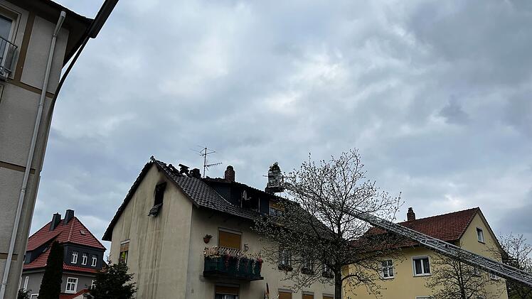 Brand in Kronach: Hohe Flammen schlagen aus dem Dach