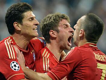 Thomas Mülle (Mitte) war mit zwei Toren und einer Vorlage Sieggarant der Bayern gegen den FC Barcelona. Fotos: dpa