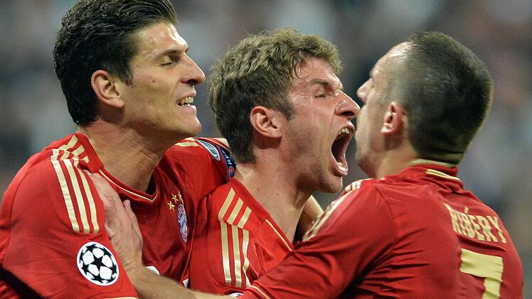 Thomas Mülle (Mitte) war mit zwei Toren und einer Vorlage Sieggarant der Bayern gegen den FC Barcelona. Fotos: dpa