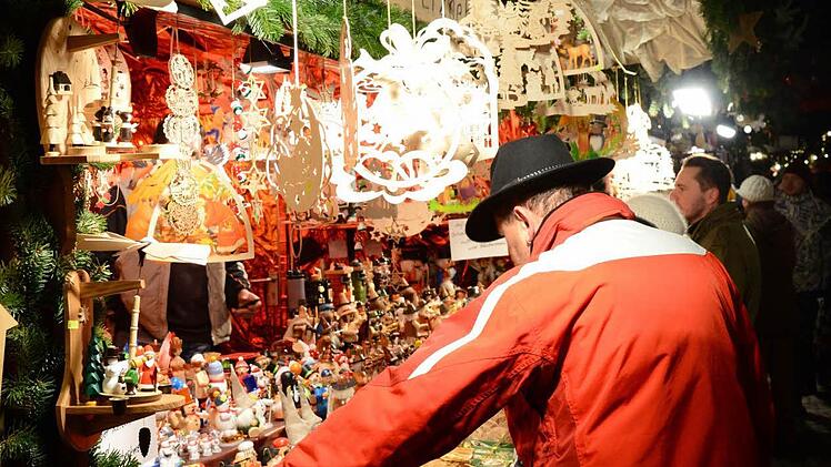 Die Herausforderung bei diesem Foto ist der Kontrast zwischen dem beleuchteten Stand und der Nachtschwärze.  Foto: Thomas Bauernfeind