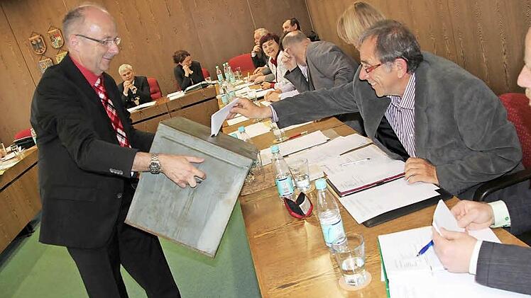 Reinhold Bräutigam ging mit der Urne herum, um die Stimmzettel für die Stellvertreterwahl des Bürgermeisters einzusammeln. Fotos: Tobias Kindermann