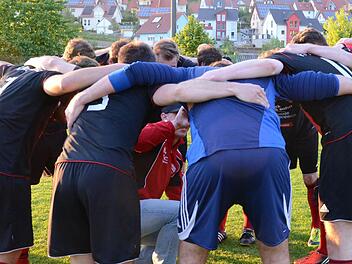 Fest zusammenstehen wollen die Kicker des FC Reichenbach auch am Mittwoch gegen den FSV Krum. Foto: Jürgen Schmitt