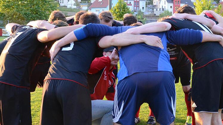 Fest zusammenstehen wollen die Kicker des FC Reichenbach auch am Mittwoch gegen den FSV Krum. Foto: Jürgen Schmitt