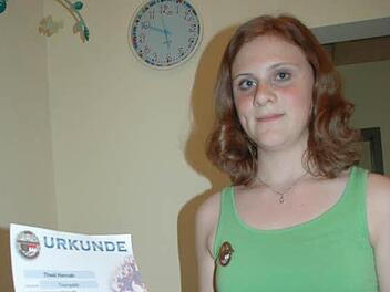 Hannah Theel zeigt ihre Urkunde. Foto: Daniel Wiener