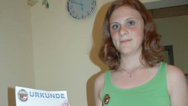 Hannah Theel zeigt ihre Urkunde. Foto: Daniel Wiener