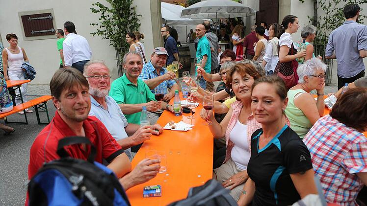 Die Wandergruppe aus Neustadt bei Coburg ist sind 15 Kilometer zum Weinfest in Zeil am Main gelaufen - später am Samstagabend geht es heim mit dem Zug.  Foto: Barbara Herbst