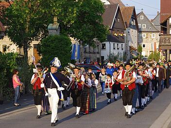 Ein gelebtes Stück Traditionspflege ist der alljährliche Zapfenstreich in Friesen. Das Flößerdorf ist der einzige Ort im Landkreis, der ihn in dieser Form aufrecht erhält. Foto: Heike Schülein