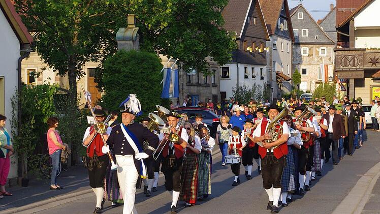 Ein gelebtes Stück Traditionspflege ist der alljährliche Zapfenstreich in Friesen. Das Flößerdorf ist der einzige Ort im Landkreis, der ihn in dieser Form aufrecht erhält. Foto: Heike Schülein