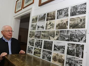 Henrik Soldan, der Urenkel von Heinrich Hornschuch, vor einer Bilderwand im Archiv. Fotos: Barbara Herbst
