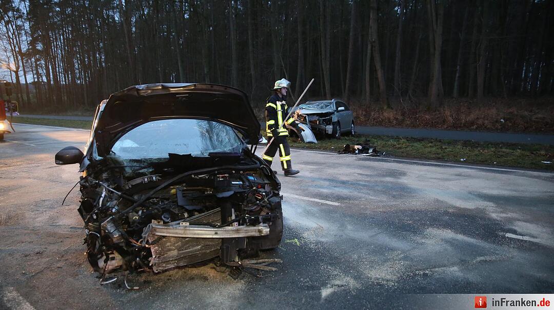 Zwei Schwerverletzte bei Frontalzusammenstoß auf der B14