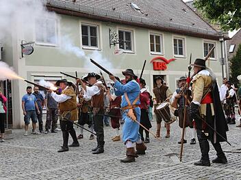 Stürmt die Stadt - eindrucksvoll demonstrierten die Schauspieler wie es vielleicht im Mittelalter ausgesehen haben könnte.  Fotos: Herbst(4),Händel (2)