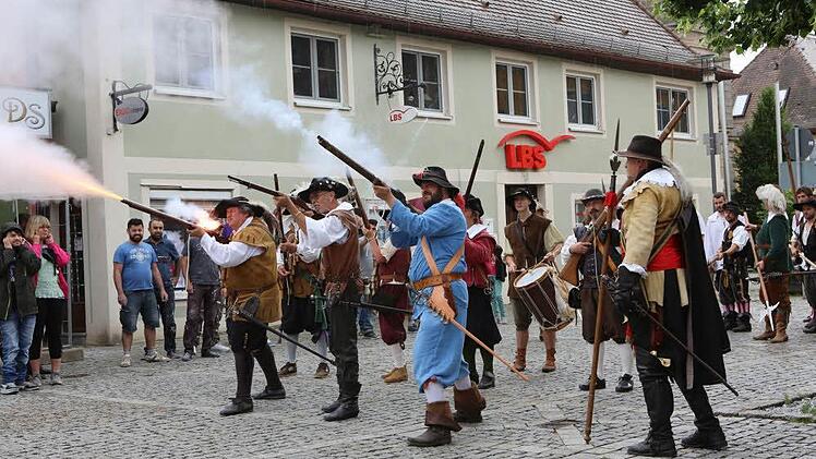 Stürmt die Stadt - eindrucksvoll demonstrierten die Schauspieler wie es vielleicht im Mittelalter ausgesehen haben könnte.  Fotos: Herbst(4),Händel (2)