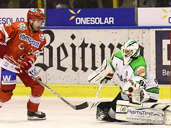 Auf HEC-Goalie Philipp Schnierstein (rechts) war in Landshut Verlass, doch auch er konnte die Niederlage nicht verhindern. Fotos: Christian Fölsner