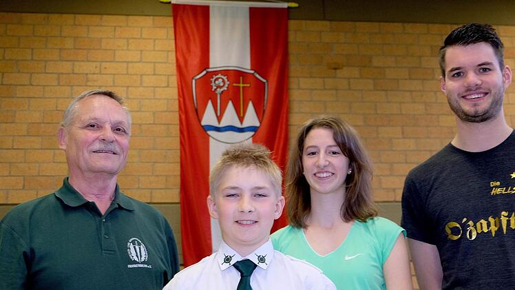 Stellvertretend für die Sportvereine KSK Frankenbrunn, Bavaria-Schützen Thulba, TSV-Tennis Oberthulba und ÖFG-Männerballett (v. l.): Winfried Fröhlich, Fabian Kirchner, Gina Bohn und Kevin Voll. Foto: Gerd Schaar
