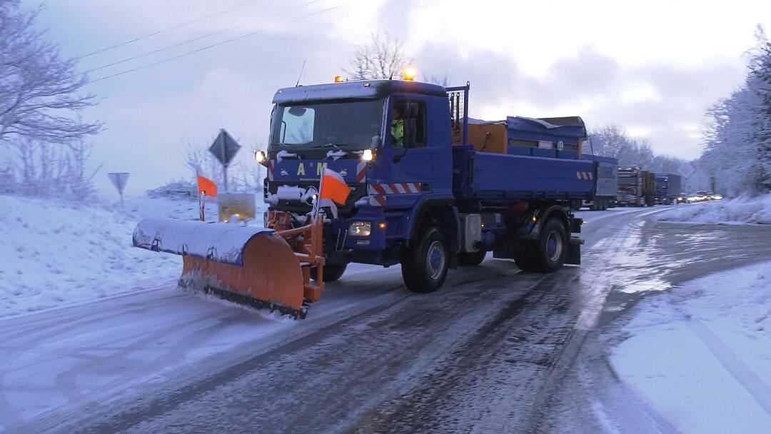 Stillstand im Landkreis Hof: Schnee und Eis lassen Verkehr erliegen
