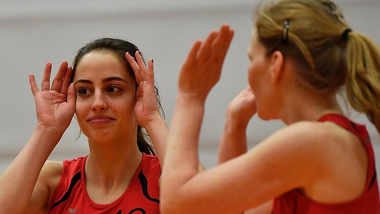 Flóra Tomicskó (li.) und Angela Kark
