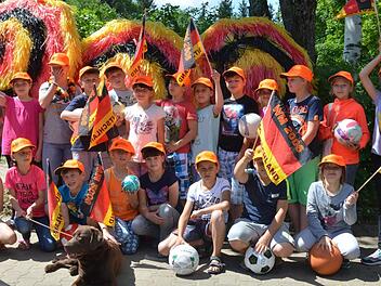 Die kleinen Ukrainer stehen voll hinter der deutschen Mannschaft. Hündin Ella ist Fußball egal.Rainer Lutz