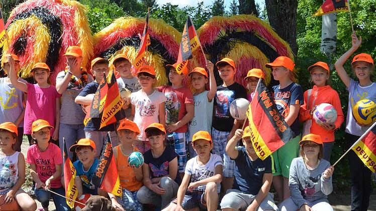 Die kleinen Ukrainer stehen voll hinter der deutschen Mannschaft. Hündin Ella ist Fußball egal.Rainer Lutz