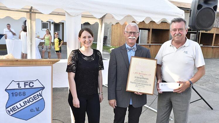 Die Ehrenurkunde des BLSV für 50jähriges Bestehen überreichten an Vorstand Charly Buld (Mitte)  Frauenvertreterin Sonja Schmidt und Reinhold Heilmann.Gerold Snater