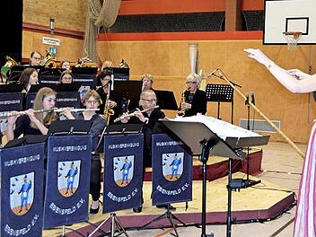 Einfühlsam dirigierte Eva Murmann die Erwachsenenbläserklasse, das Schülerorchester und die Junior-Band. Fotos: Andreas Welz