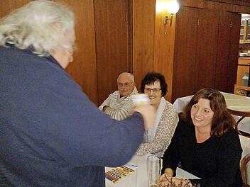 Pater Waldemar löst seinen Wetteinsatz von 50 Euro ein und gratuliert Daniela Konrad zum Wettgewinn. Foto: Karl-Heinz Hofmann