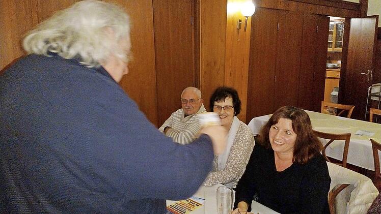 Pater Waldemar löst seinen Wetteinsatz von 50 Euro ein und gratuliert Daniela Konrad zum Wettgewinn. Foto: Karl-Heinz Hofmann