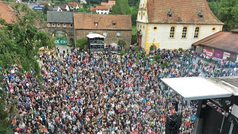 Besuchermassen beim Pur-Konzert in Eyrichshof Foto: Hermann v. Rotenhan